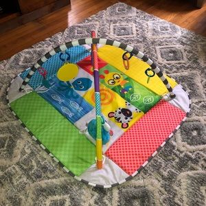 BABY PLAY MAT WITH HANGING TOYS!